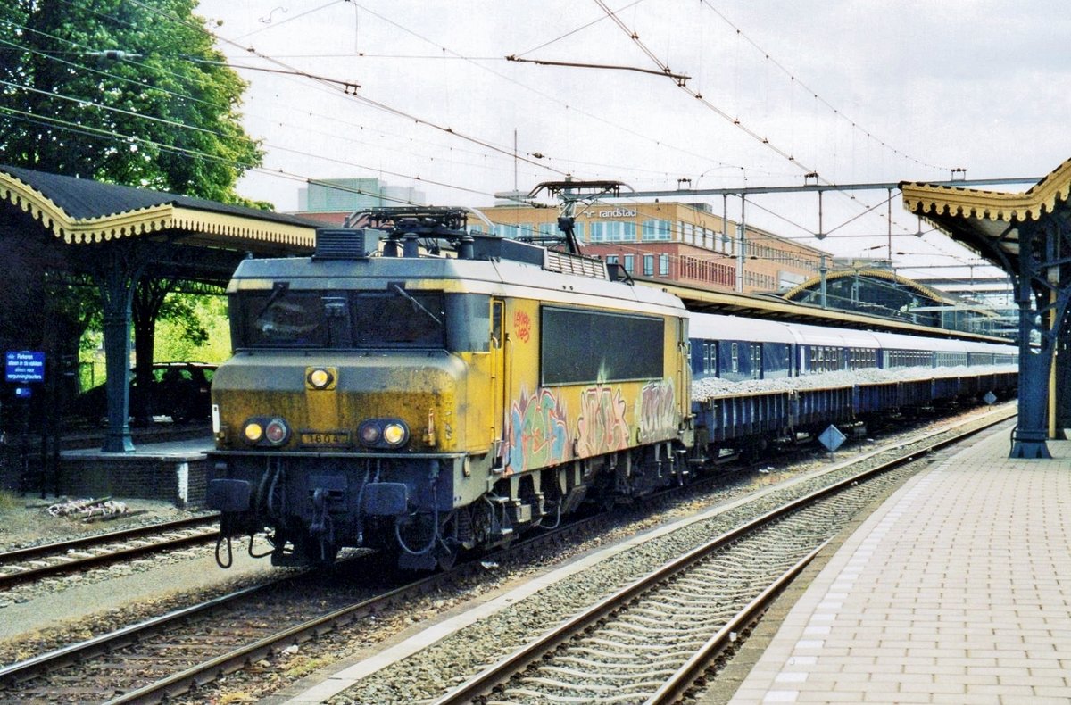 Tagged 1604 hauls an engineering train through 's-Hertogenbosch on 20 July 2001.