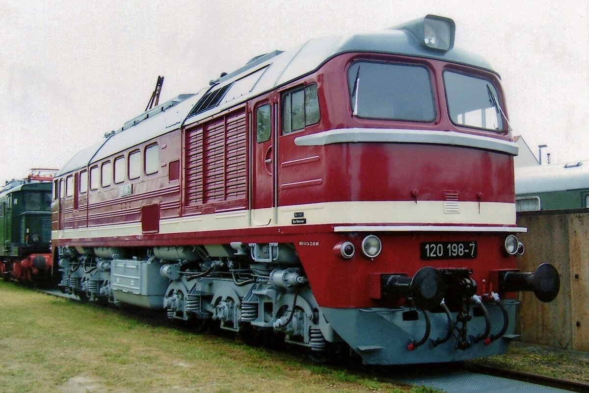 Taiga Drum DR 120 198 (for a few years DBAG 220 198) stands at the Bw Weimar of the Thüringer Eisenbahnfreunde on 30 May 2010.