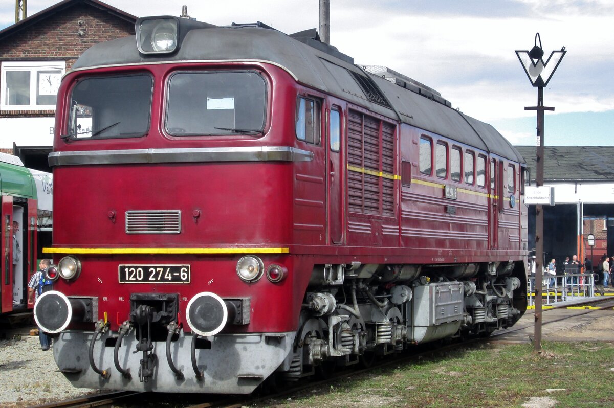 Taiga Drum DR 120 274 (for a few years DBAG 220 274) rides off the turn table at the Bw Arnstadt on 19 September 2015.