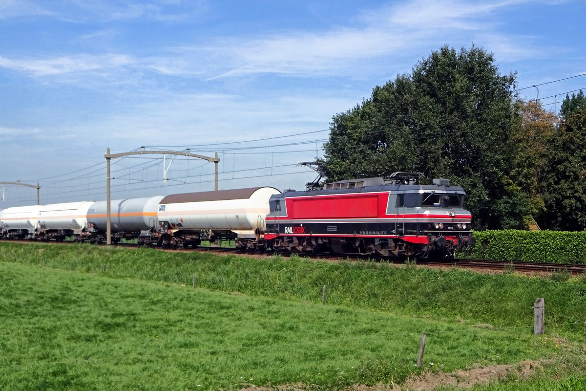Tank train headed by RaiLogix 1618 speeds on 23 July 2019 through Hulten toward Venlo.