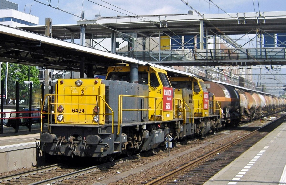 Tank train swith 6434 at the reins thunders through Dordrecht on 26 June 2012.