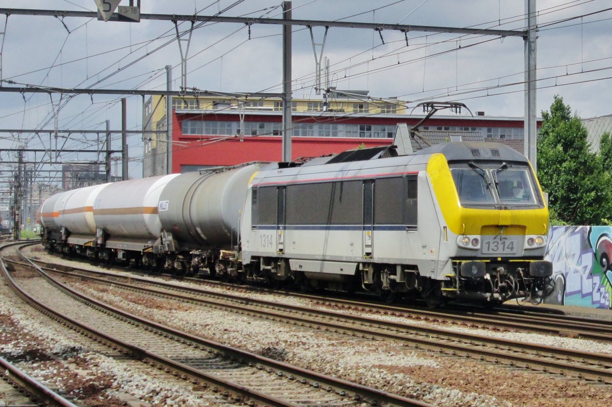Tank train with 1314 passes through Antwerpen-Berchem on 29 June 2016.