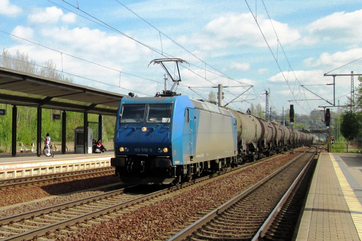 Tank train with 185 519 thunders through Pirna on 11 April 2017.