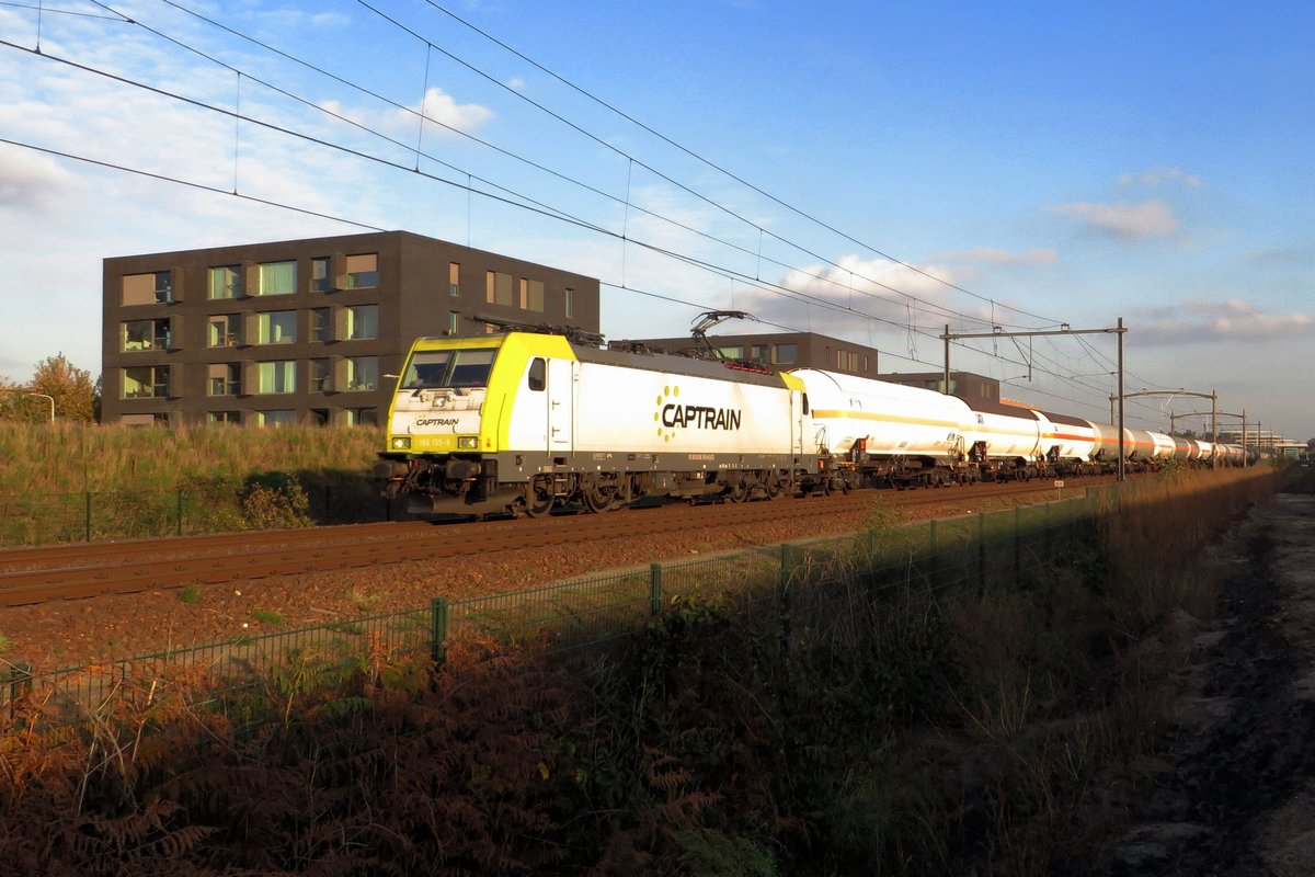 Tank train with 186 155 speeds through Tilburg-Reeshof on 5 November 2020.