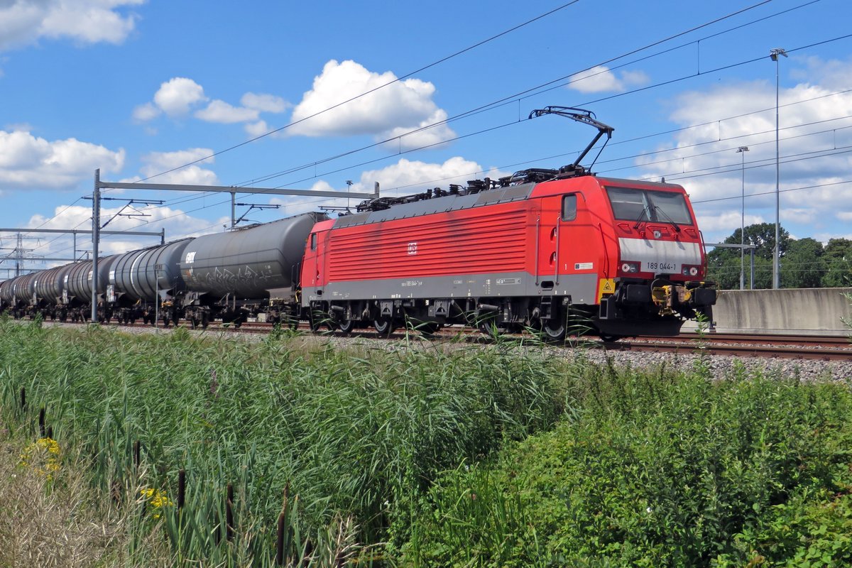 Tank train with 189 044 speeds through Valburg on 12 July 2020.