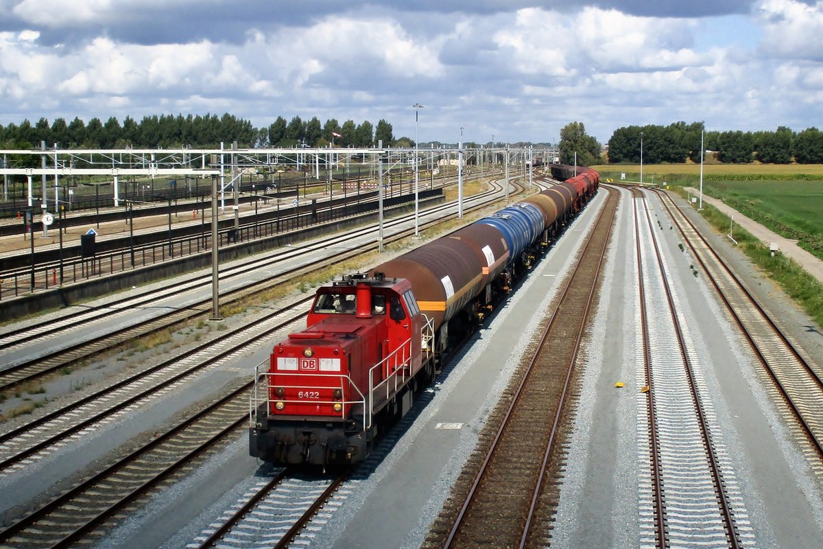 Tank train with 6422 enters Lage Zwaluwe on 24 August 2018.