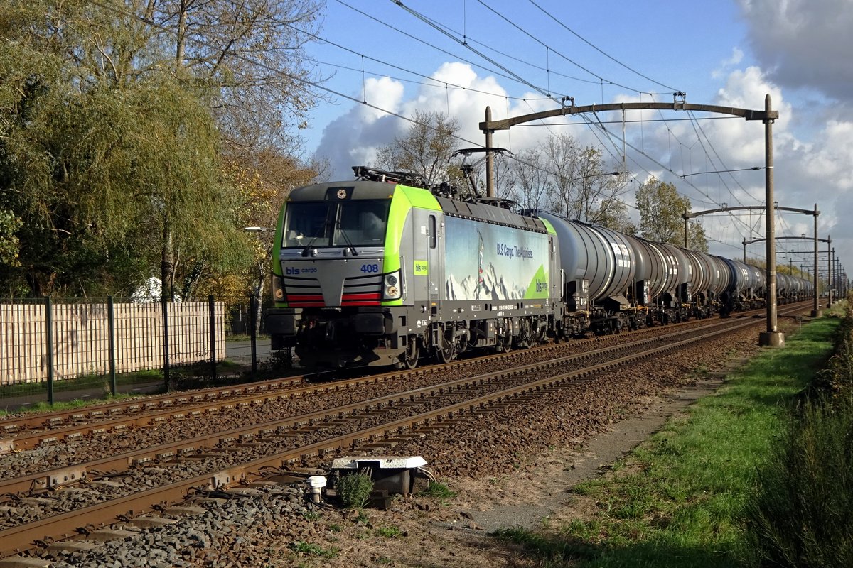 Tank train with BLS 475 408 at the reins speeds through Hulten on 4 November 2020.