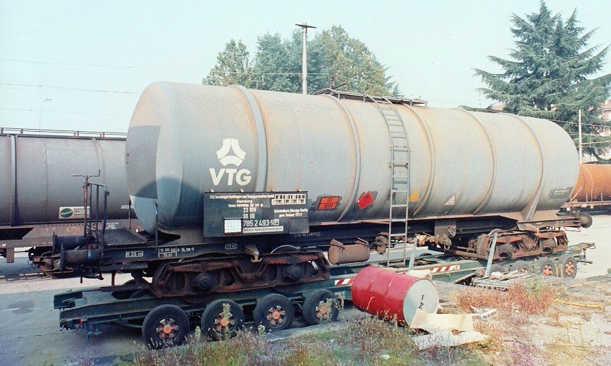 Tank Wagon DB VTG in Milano, Nov. 1994 - piggybacked on a Culemeyer Trailer [citerne, carro cisterna]