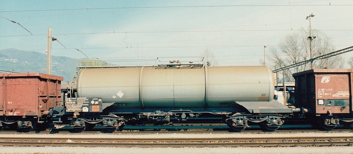 Tank wagon SNCF in Chiasso (CH), May 1997 - Nr 786 8 205, Haz.Mat UN 68/1888 [wagon citerne, carro cisterna]