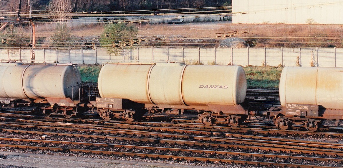 Tank wagon SNCF Danzas in Chiasso (CH), Dec. 1996 - Nr 784 2 975  [wagon citerne, carro cisterna]