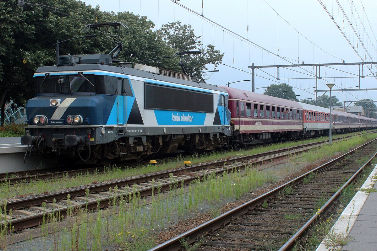 TCS 101003 is about to haul the fifteen coach long Sziget-II Express from Venlo to Utrecht Centraal with a full load of youths that -after ten days of booze and music toward, at and from the Sziget-Festival near Budapest are tired beyond exhaustion and therefore rather quiet, although some brave souls look at the massive troupe of railway photographers present