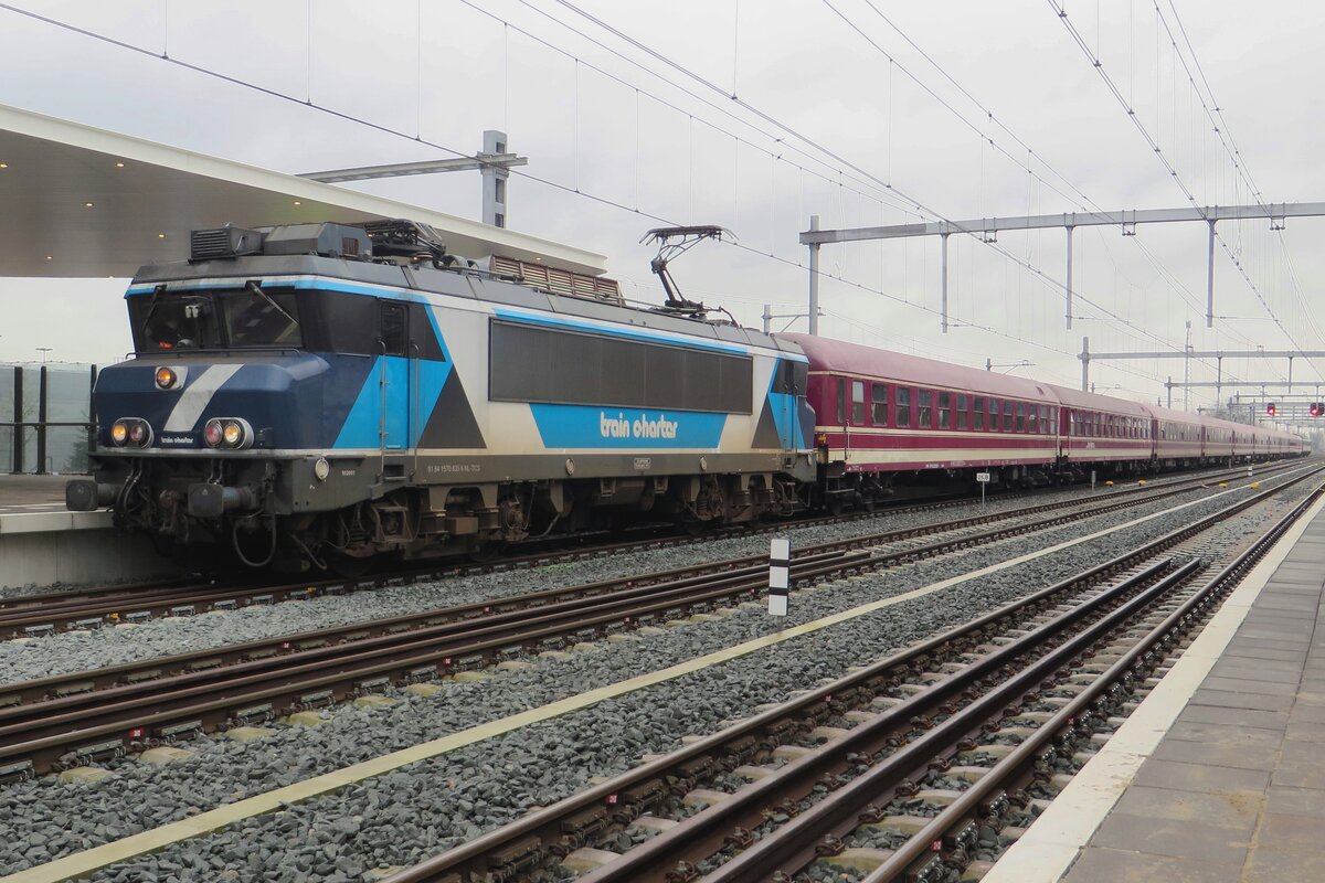 TCS 102001 (ex NS 1635, Bentheimer Eisenbahn 1835) stands with a Green City Trip overnight train Praha-Eindhoven in Geldermalsen on 3 February 2022.