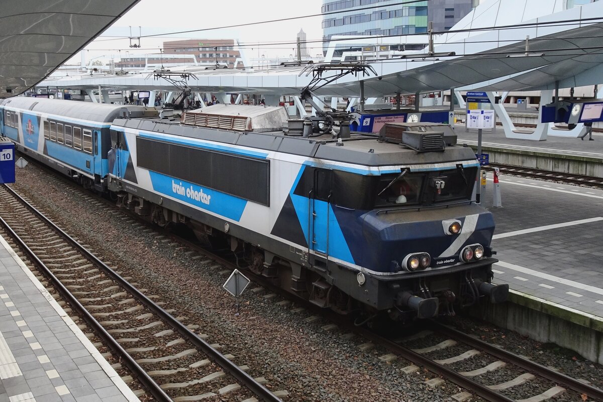 TCS 102001 -ex-NS 1635, ex Bentheimer Eisenbahn E-01/1835- stands on 14 November 2021 at Arnhem Centraal with a Dinner Train -a railway gourmet train with a nice ride through the Dutch landscape annex meal and wine and of course with social distancing.