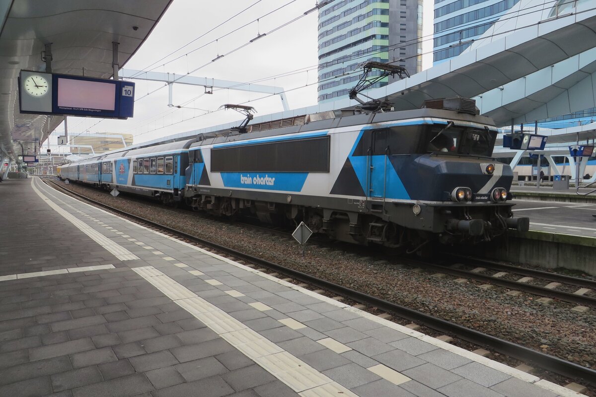 TCS 102001 -ex-NS 1635, ex Bentheimer Eisenbahn E-01/1835- stands on 14 November 2021 at Arnhem Centraal with a Dinner Train -a railway gourmet train with a nice ride through the Dutch landscape annex meal and wine and of course with social distancing.