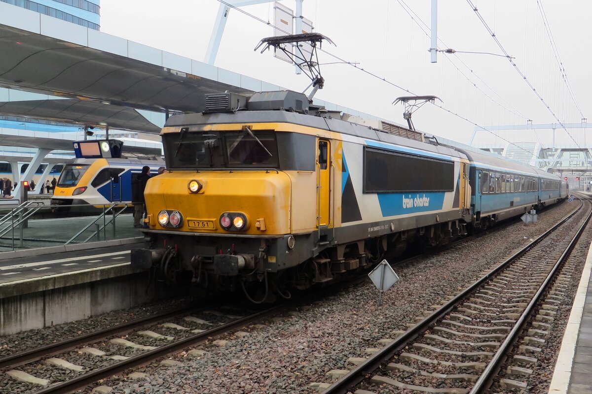 TCS's  newby 1751, a.k.a. 101004 still has to receive the last stickers and therefore still has yellow noses when e3ntering Arnhem with a Dinner Train on 17 December 2022.