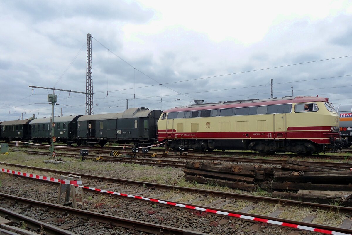 TEE liveried 218 105 shunts with a set of Donnerbuchse coaches out of the railway museum at Darmstadt-Kranichstein on 30 May 2014.