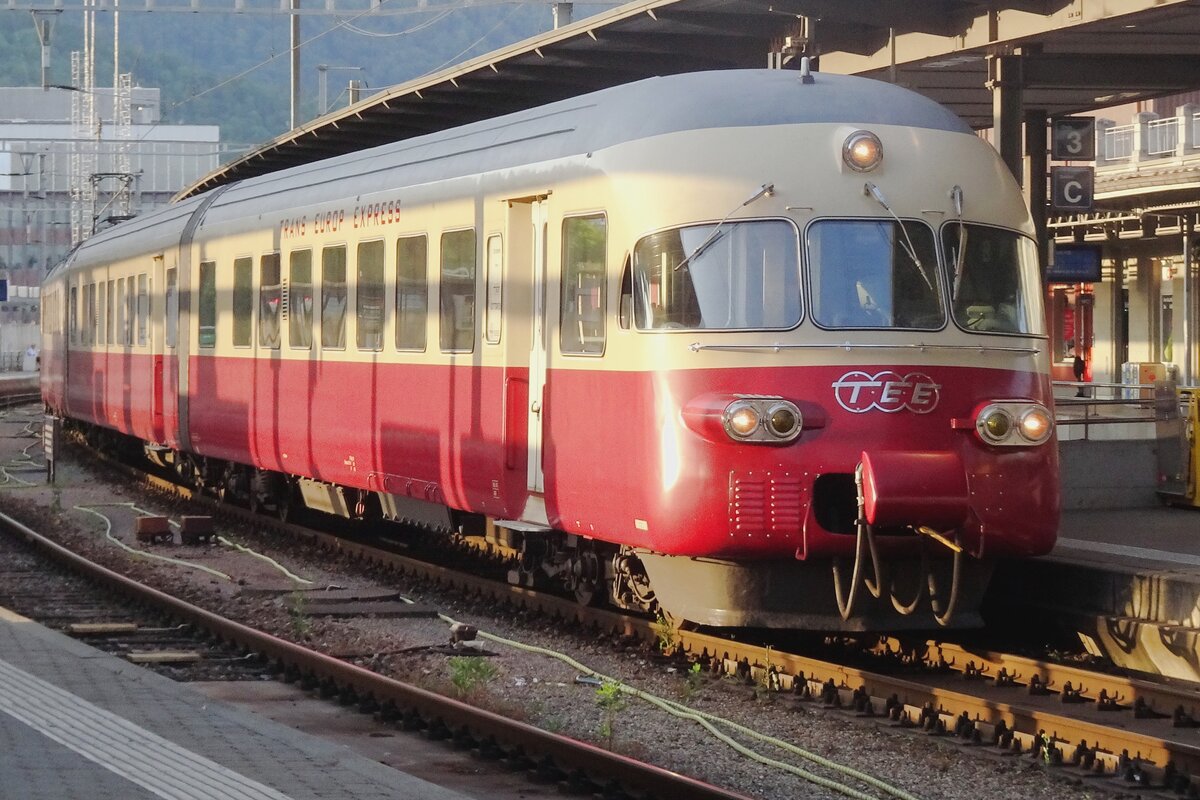TEE RABe 1053 stands at Olten on the evening of 21 May 2022.