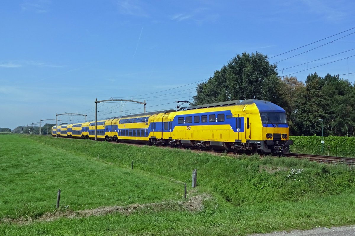 Temporary out of service! Due to yet to be solved serious issues with vibrations during higher speeds, DDZ are taken out of service as a precautionary measure. On 23 August 2019 the world still seems OK for DDZ like 7645 passing here at Hulten.