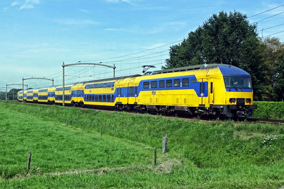 Temporary out of service! Due to yet to be solved serious issues with vibrations during higher speeds, DDZ are taken out of service as a precautionary measure. On 23 August 2019 the world still seems OK for DDZ like 7617 passing here at Hulten.