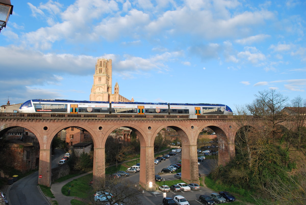 TER Rodez-Toulouse passing Ste-Cécile cathedral over the Castelviel bridge in Albi on 20th March 2016. (Autorail à Grande Capacité of SNCF Midi-Pyrénées).