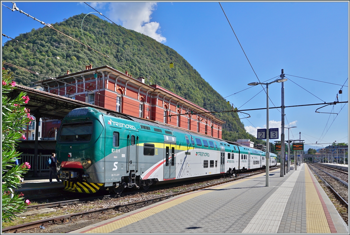 Terminus Station Laveno Mombello Lago: The Trenord ALe 711 068 (94 83 4 711 068-6 I-TN) comming from Milano Cadorna is arriving at the Laveno Mombello Lago Station. 

27.09.2022