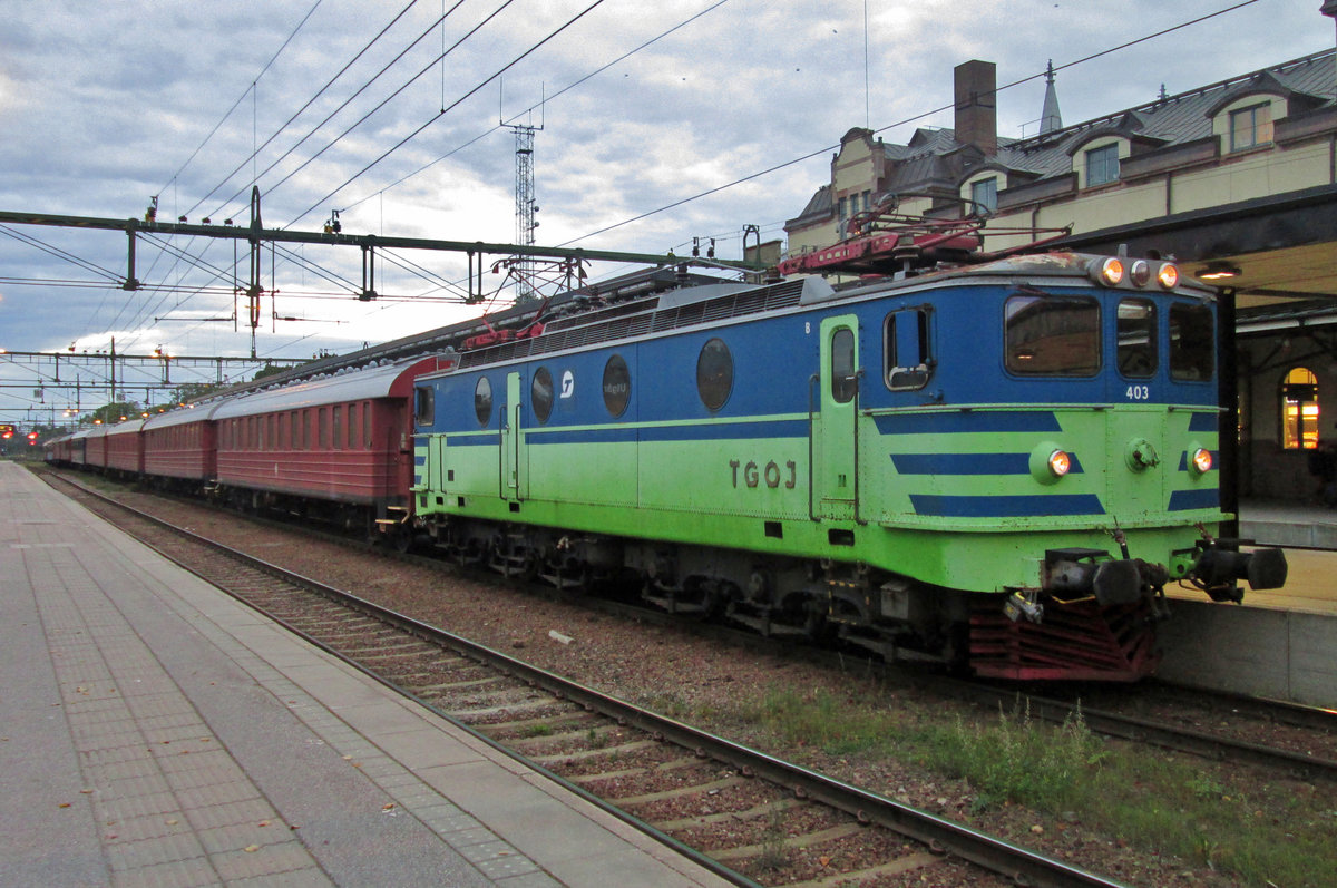 TGOJ 403 stands with an extra train in Gävle on the evening of 12 September 2015. In the weekend of 12/13 September 2015, SJ celebrated 100 years of electric traction in Sweden.