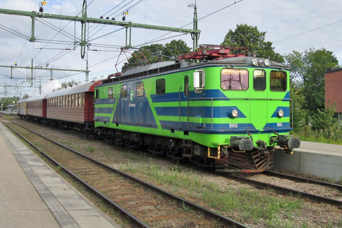 TGOJ 965 stands with an extra train in Gävle on 13 September 2015. In the weekend of 12/13 September 2015, SJ celebrated 100 years of electric traction in Sweden.