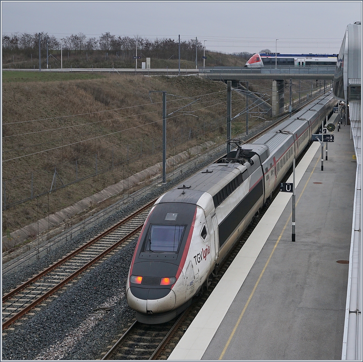TGV Lyria 9203 from Paris to Zürich by his stop in Belfort Montbéliard TGV.
15.12.2018