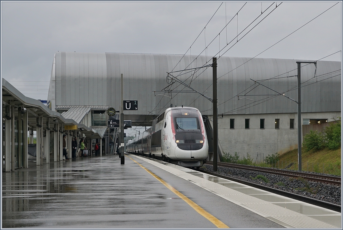 TGV Lyria 9206 on the way to Paris by his stop in Belfort - Montbéliard TGV. 

28.05.2019