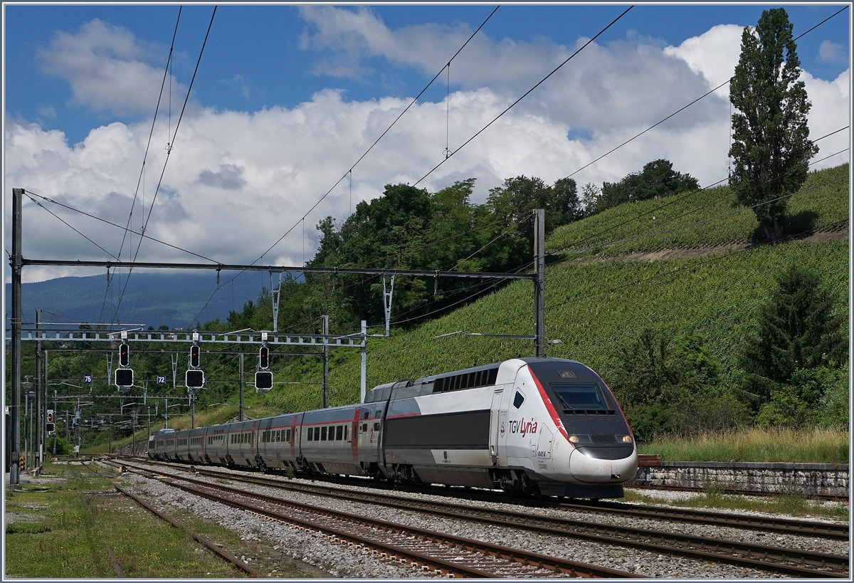 TGV Lyria from Paris to Geneva in La Plaine. 20.06.2016 - Rail-pictures.com