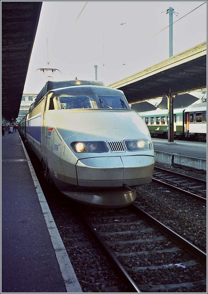 TGV Lyria N° 116 in Paris Gare de Lyon.

analog picture / 10.11.2000