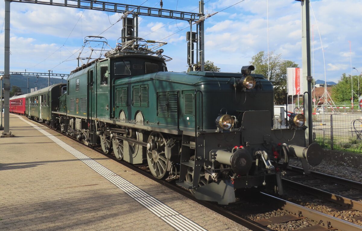 Thankfully the foremost part of the platform at Olten has been build a bit lower than teh back parts, so this picture of 14305 with an extra train could be made at Olten on the platform on 17 September 2023.