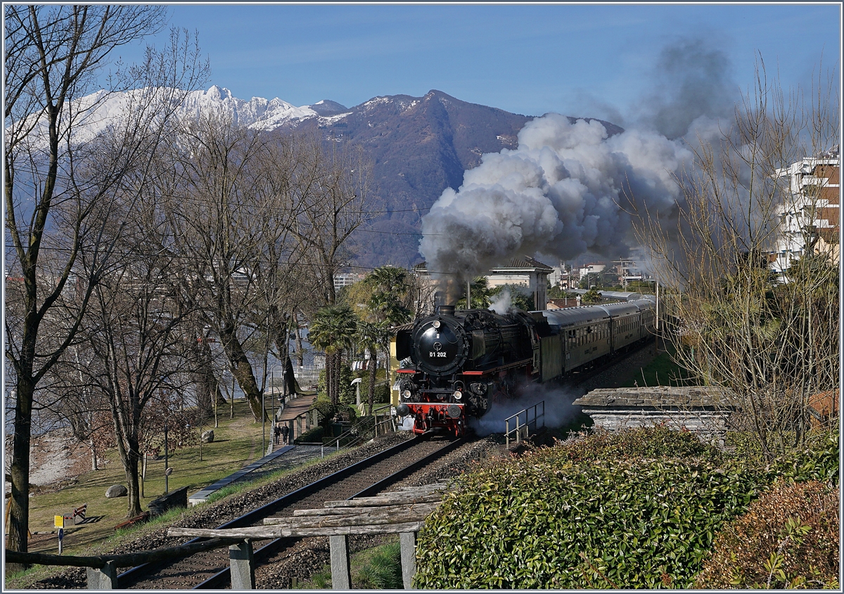 The 01 202 with a special service by Locarno on the way to Bellinzona.

22.03.2018