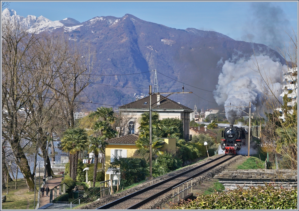 The 01 202 with a special service by Locarno on the way to Bellinzona

22.03.2018