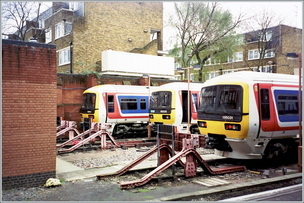 The 165 028, 165 031 and an other one in the London Marylebone Station.

Analog picture, 09.11.2000