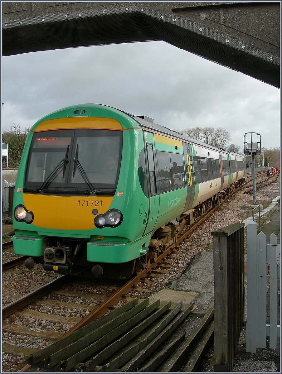 The 171 721 is leavig Rye Station.
28.03.2006