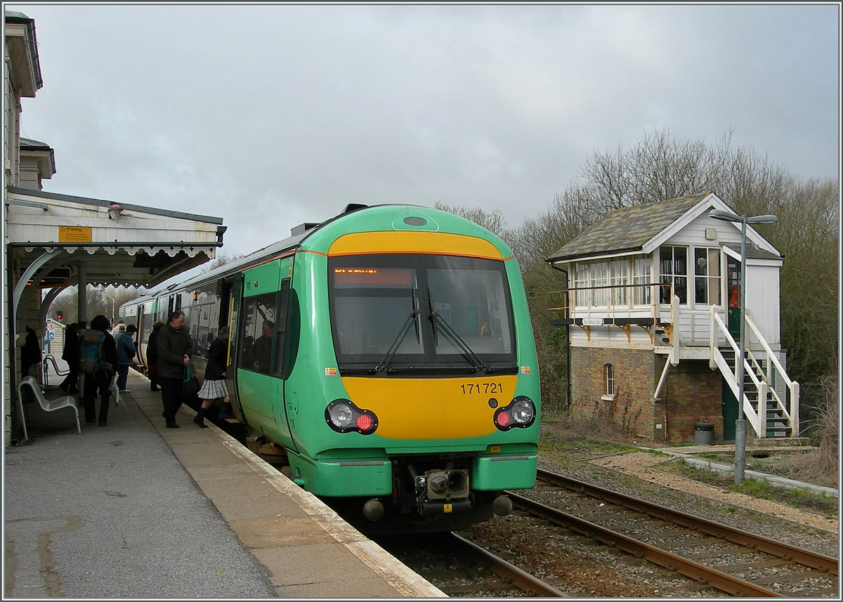 The 171 781 in service from Ashford to Brghton makes a stop in Rye. 
28.03.2006