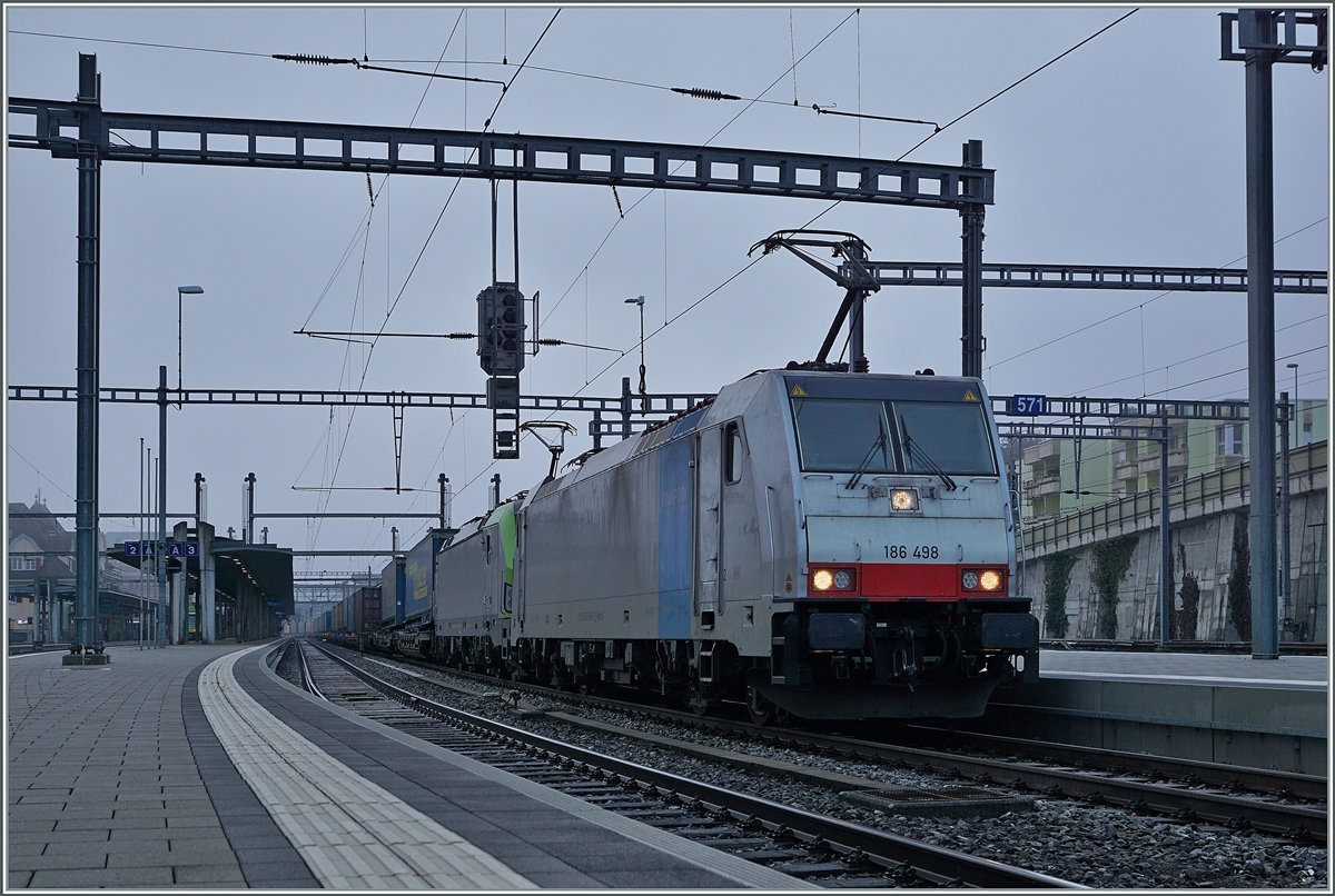 The 186 498-2 (UIC 91 80 6186 498-2D-Rpool) and the BLS 475 417-2 (UIC 91 85 4475 417-2 CH BLSC) wiht his Cargo Train in Spiez. 

17.02.2021