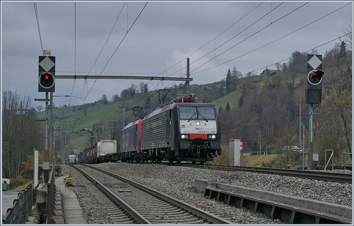 The 189 984 and the SBB Re 474 009 wiht a Cargo train by Muelenen.
09.11.2017