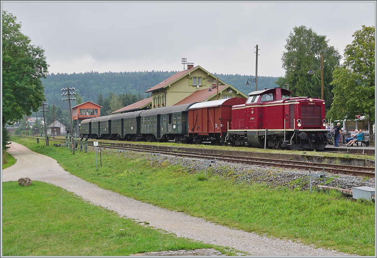 The 211 041-9 (92 80 1211 041-9 D-NeSA) with his morning train to Weizen in the Zollhaus Blumberg Station.

27.08.2022