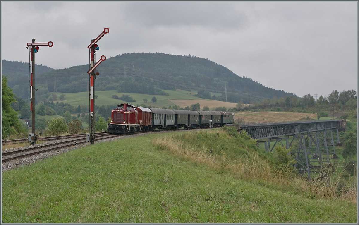 The 211 041-9 (92 80 1211 041-9 D-NeSA) with his morning train to Weizen by Epfenhofen. 

27.08.2022