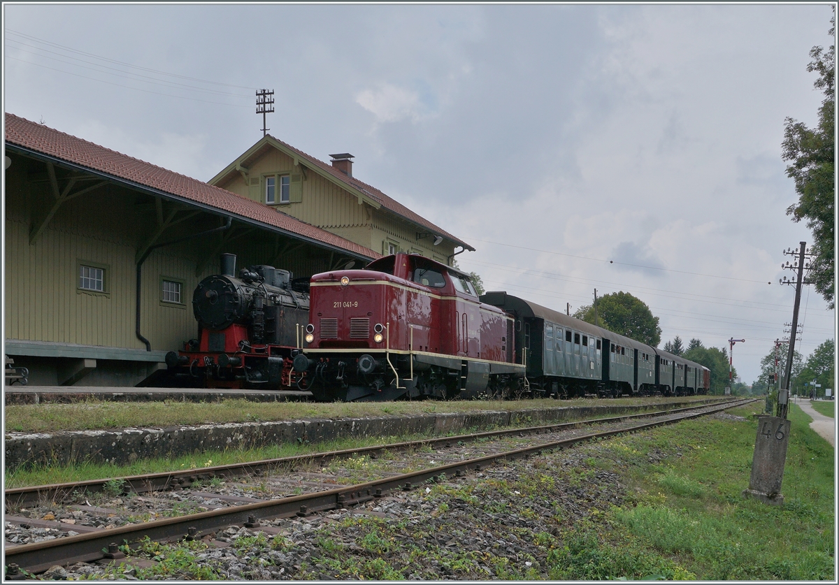 The 211 041-9 (92 80 1211 041-9 D-NeSA) with his morning train from Weizen by his arriving in the Zollhaus Blumberg Station.

27.08.2022