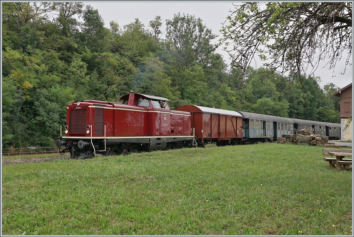 The 211 041-9 (92 80 1211 041-9 D-NeSA) with his service form Zollhaus Blumberg to Weizen in Epfenhofen. 

27.08.2022