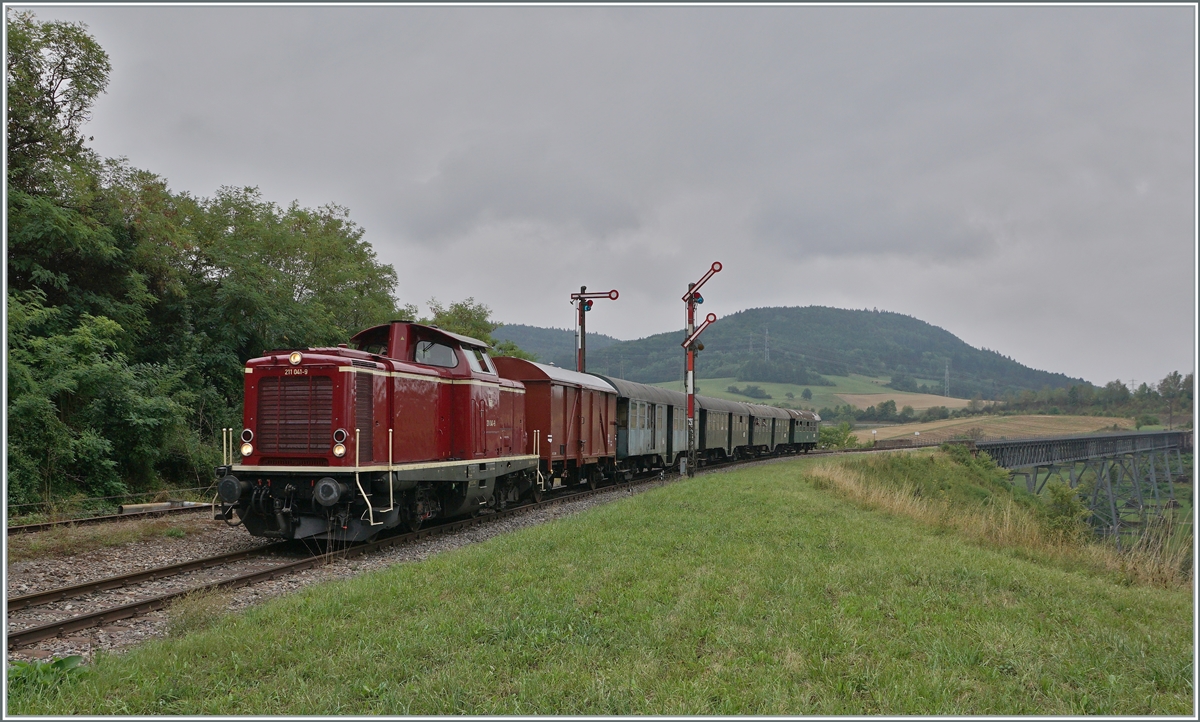 The 211 041-9 (92 80 1211 041-9 D-NeSA) with his service form Zollhaus Blumberg to Weizen in Epfenhofen. 

27.08.2022