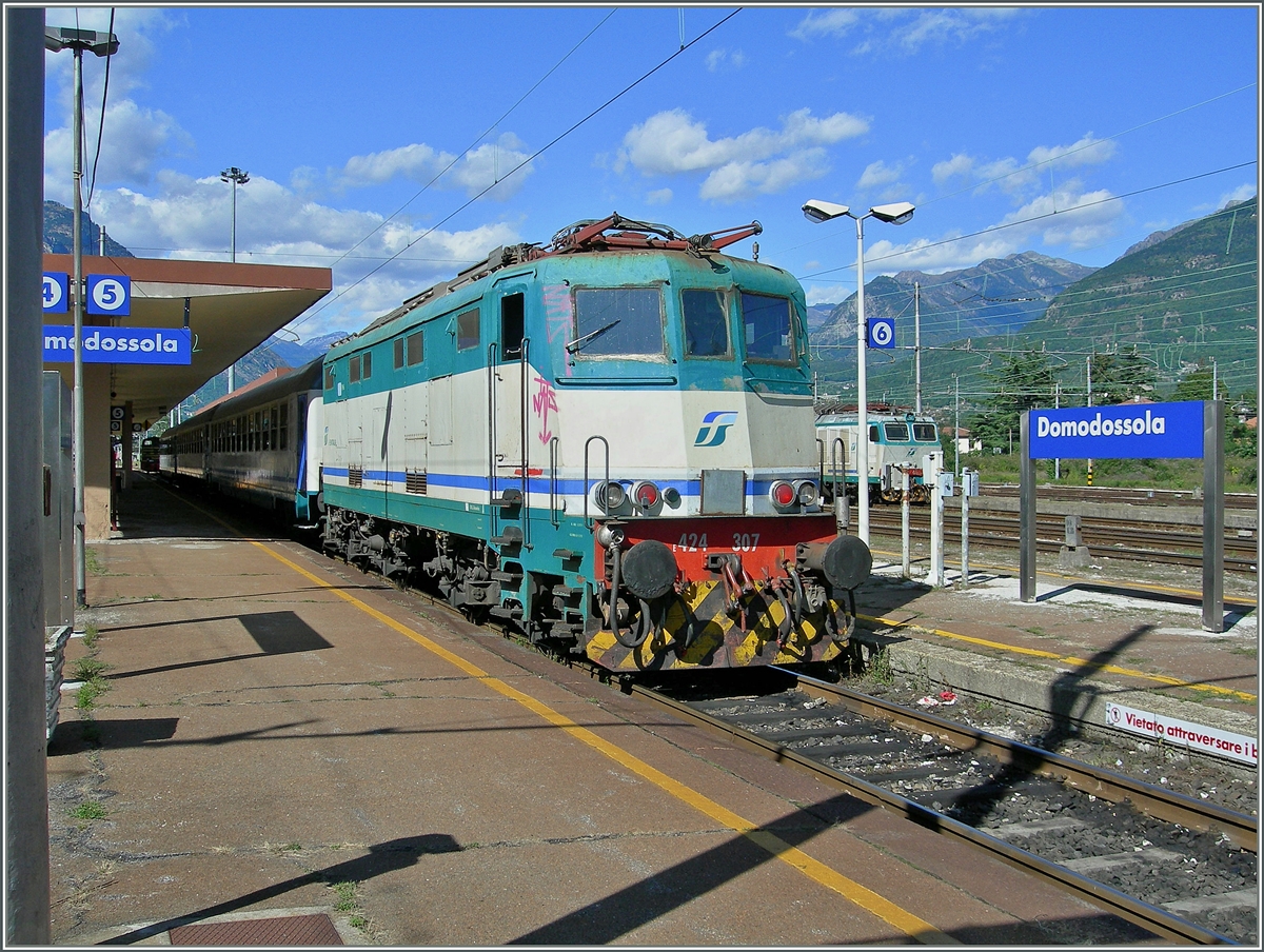 The 424 307 waits in Domodossla. (1200px Version)
30.08.2006 