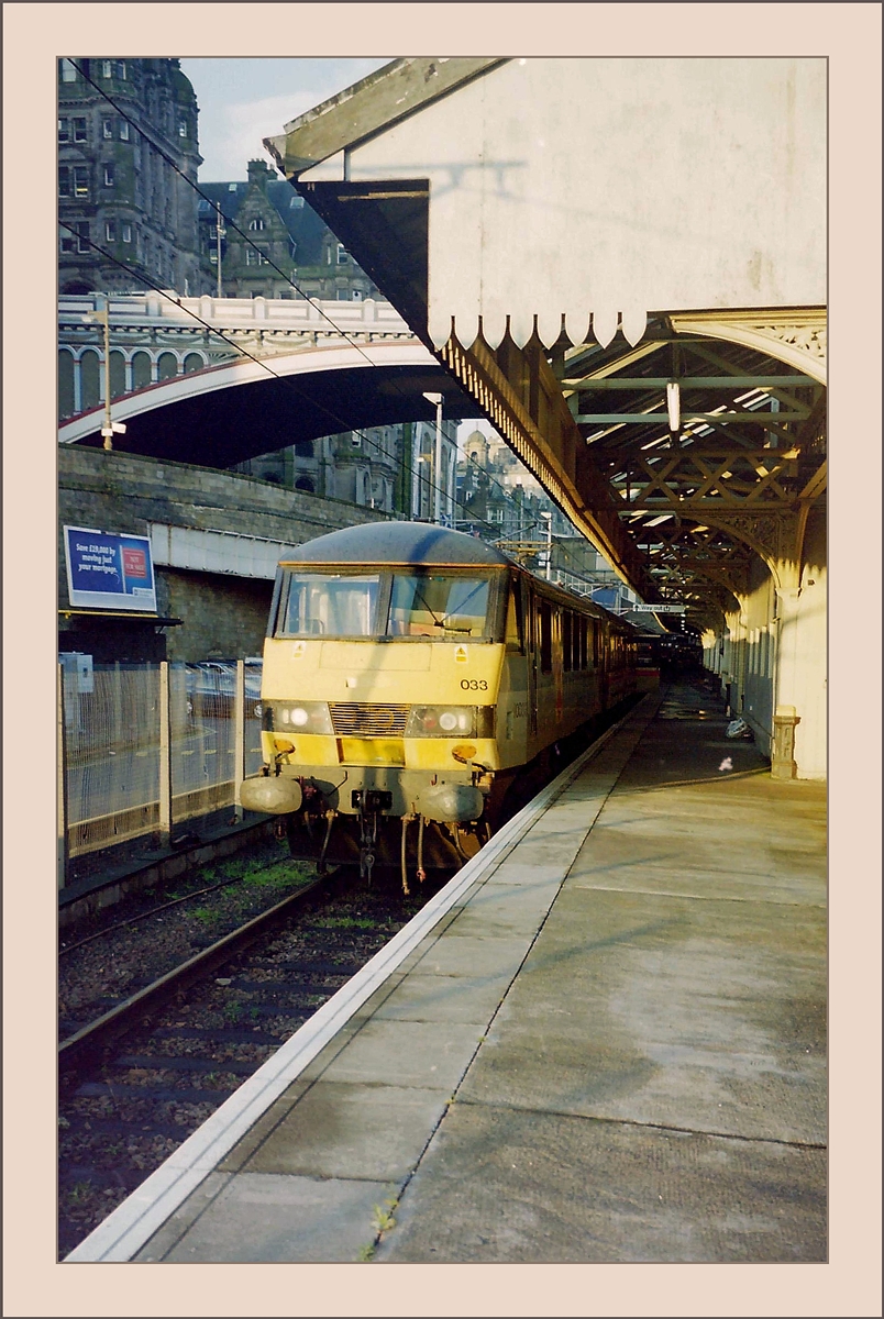 The 90 033 with the Scot-Rail Sleeper Service  The Caledonian Slepes   in Edinburgh Waverley. 

21.09.1999