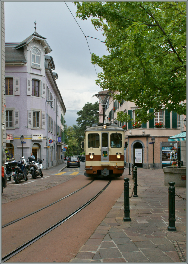 The A-L BDe 4/4 302 on the way to Leysin in the old town in Aigle. (1024px)
27.08.2013