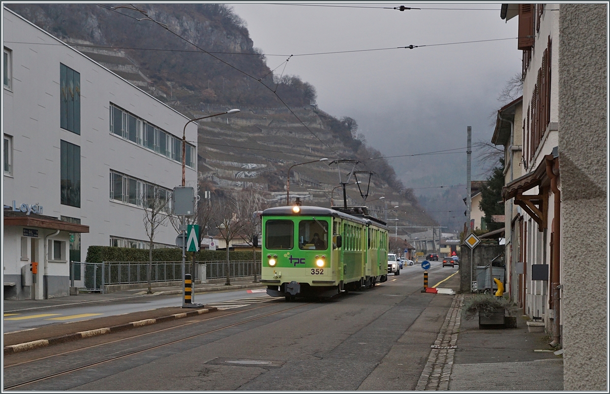 The A-L BDeh 4/4 301 with the Bt 352 are approching the Aigle Marche Station. 

03.01.2021