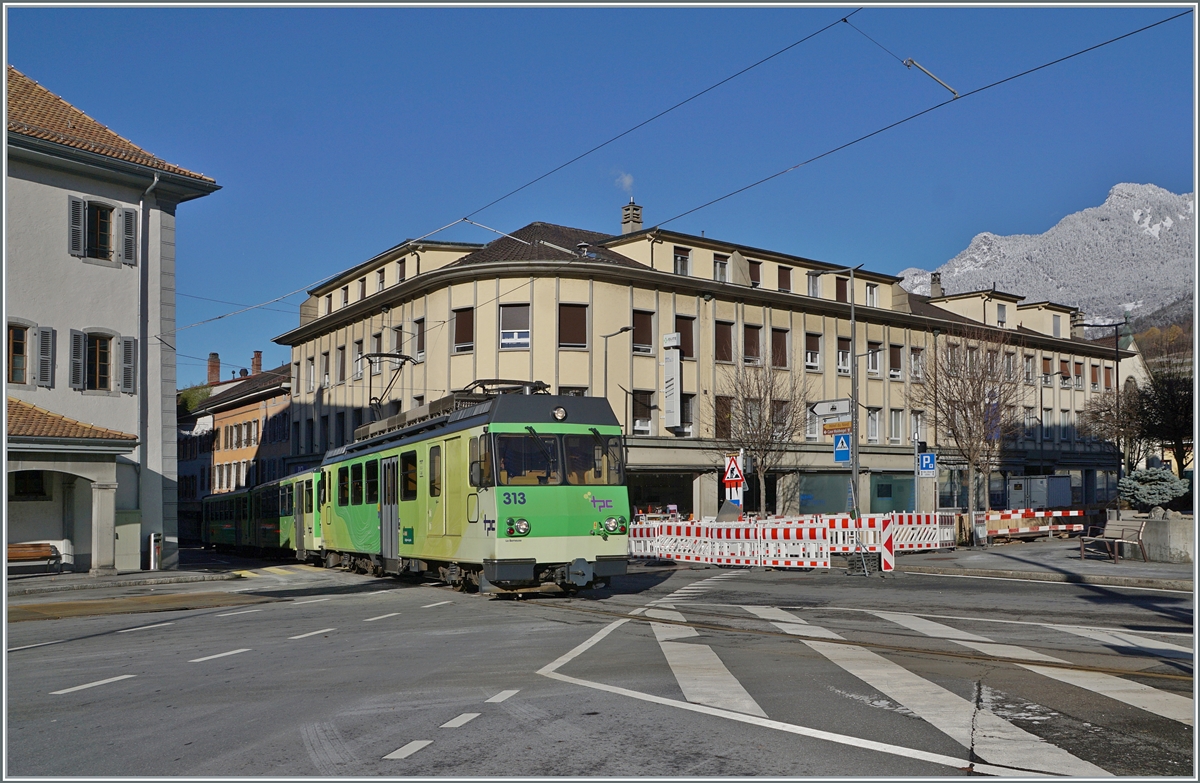 The A-L BDeh 4/4 313 leaves the old town of Aigle with its train to Leysin and immediately reaches the Aigle-Place-du Marché stop.

Dec 3, 2023