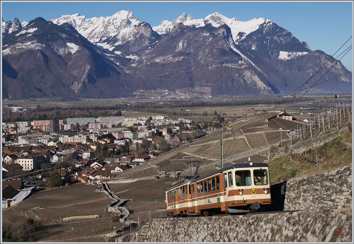 The A-L BDeh 4/4 and Bt 351 on the way from Aigle to Leysin over Aigle.

17.02.2019